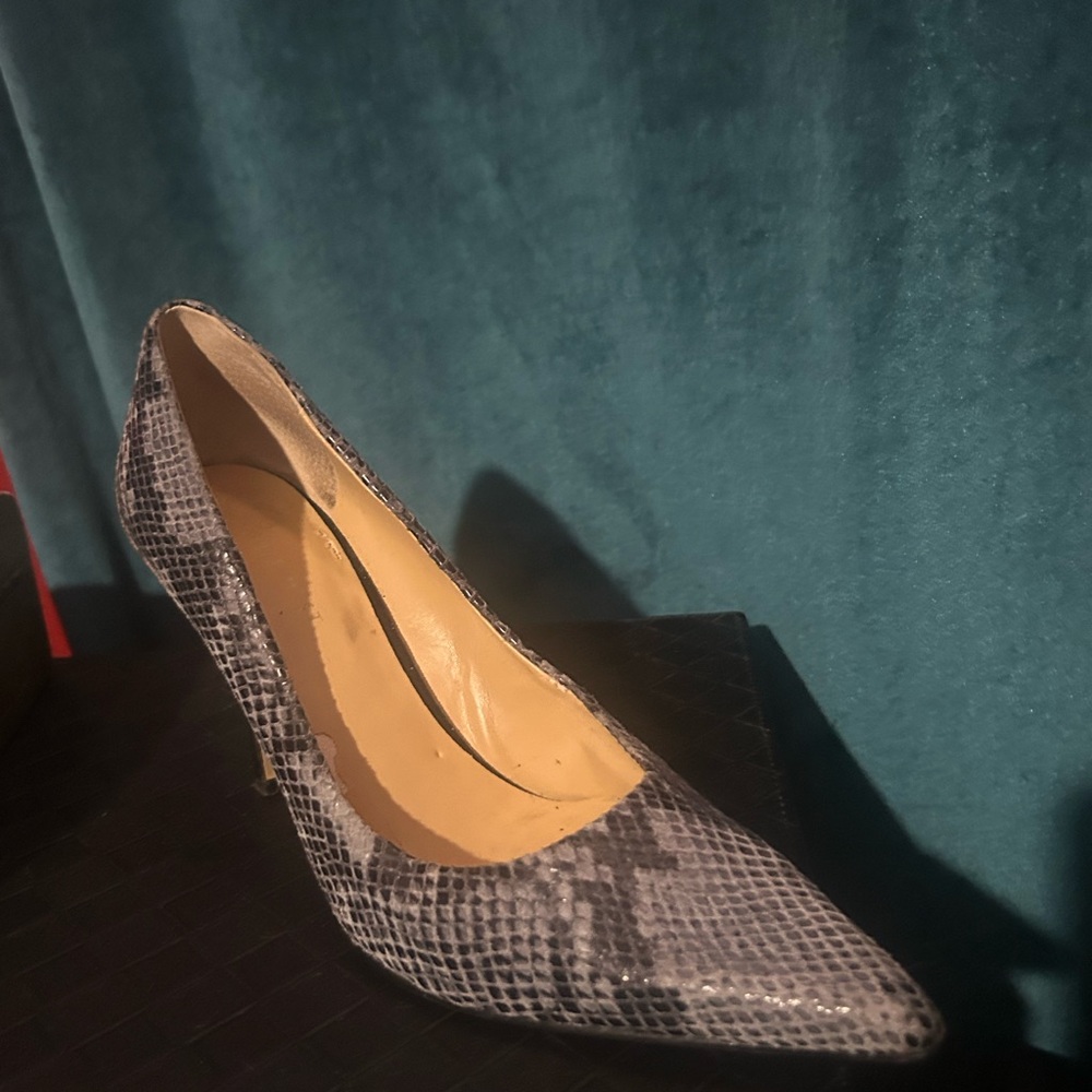 Elegant Gray Snakeskin Pumps